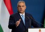 Aktivisti v Prahe obliali plot velvyslanectva Madarska cervenou farbou na protest proti Orbanovi
