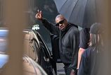 Kto je Kanye West Priznal sa k incestu a nutil zamestnancov bozkavat fotku Hitlera