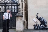 Poulicny umelec Banksy namaloval sudcu bijuceho demonstranta