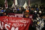 Zraneni policajti a novinari Protesty v Peru boli nasilne
