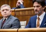 Dva rozsudky nutia Roberta Fica aby zostal pri moci