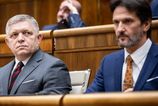 Dva rozsudky nutia Roberta Fica aby zostal pri moci