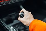 Zlozvyk ktory nici auto Preco neudrziavat ruku na radiacej pake