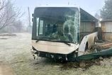 Autobus v Gerlachove narazil do plotov a garaze