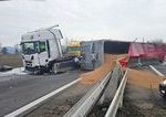 Kamion havaroval na D1 pri Dubnici nad Vahom