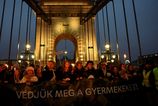 Ruky prec od deti V Budapesti protestuju tisicky proti zneuzivaniu deti