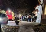 Drama v Golianove Muz v dome zadrziaval dve male deti kuklaci zasiahli Pred polnocou sa situacia upokojila