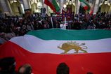 Kazdu chvilu kontrolujem mobil hovori Iranka