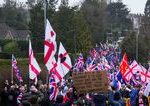 Stovky ludi protestovali v Crowboroughu proti ubytovaniu migrantov v byvalych kasarnoch