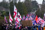 Stovky ludi protestovali v Crowboroughu proti ubytovaniu migrantov v byvalych kasarnoch