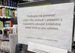 V obchodoch sa objavili napisy o povinnosti