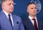 Clovek po premierovom boku ma na rovasi viac nez naznacuje prvy pohlad