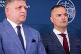 Clovek po premierovom boku ma na rovasi viac nez naznacuje prvy pohlad