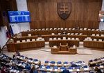 Napatie v parlamente narasta Nezaradenych poslancov pribuda niektore kluby bojuju o prezitie