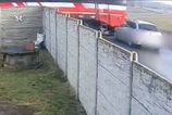 Policajti predviedli ako vlak narazil do autana zeleznicnom priecesti