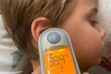 Pri superchripke aj pri teplotach nad 40 C Na znizenie vysokej horucky u deti by sme mali vzdy ako prve zvolit liek nie studene obklady A nikdy nie na hlavu a koncatiny vysvetluje pediatriczka