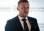 opozycne strany pozaduju odvolanie kotlaira kritizuju jeho konanie v suhvislosti s pandemiou
