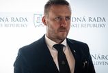 opozycne strany pozaduju odvolanie kotlaira kritizuju jeho konanie v suhvislosti s pandemiou