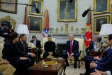 Prezident Zelenskyj by teraz Donaldovi Trumpovi mohol vsetko vypocitat aj s urokmi No rozhodol sa pre nieco ine