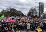 Tisice ludi v Hamburgu protestovali proti digitalnemu nasilu a sexualizovanemu teroru