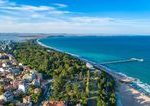 Jarny Burgas prinasa sviezhu zelenu atmosferu bahenne kupely a plaze bez preplnenych turistov