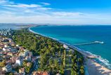 Jarny Burgas prinasa sviezhu zelenu atmosferu bahenne kupely a plaze bez preplnenych turistov