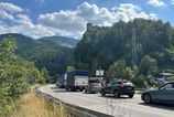 Na ceste pod Strecnom sa tvoria zapchy po nehode dvoch nakladnych aut