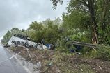 Na dialnici ocnom moste pri Hlohovci havaroval kamion vodica vyslobodili hasicii