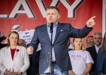 Ostrelovaci volici privazani autobusmi a rady o bozkavani Robert Fico na oslavach odkazal ze vyhra volby aj keby ich slak trafil