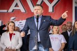 Ostrelovaci volici privazani autobusmi a rady o bozkavani Robert Fico na oslavach odkazal ze vyhra volby aj keby ich slak trafil