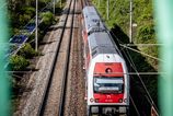 Kolajnice pod naporom horucav zeleznice preventivne spomaljuju vlaky cestujuci musia pocitat s meskanim