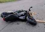 Policia zasahuje pri vaznej dopravnej nehode v Trstenej sa zrazilo auto s motocyklom hlavna cesta je ciastocne uzavreta