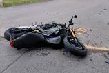 Policia zasahuje pri vaznej dopravnej nehode v Trstenej sa zrazilo auto s motocyklom hlavna cesta je ciastocne uzavreta