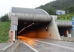 Tunel Branisko bol uplne uzavrety z dovodu zrazky kamiona s osobnym autom