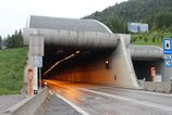 Tunel Branisko bol uplne uzavrety z dovodu zrazky kamiona s osobnym autom