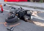 motocyklista zomrel po naraze do oplotenia pri ceste vo velkych ulanoch