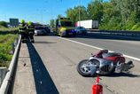 nehoda pred mostom lanfranconi zrazka automobilu s motorkarom zablokovala vjazd na d2 vznikaju kolony