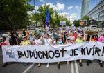 Dve namestia dve Slovenska PRIDE a Aliancia za rodinu opat pochodovali Bratislavou