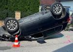 Na strednom Slovensku vodic narazil autom do stlpa prevrtill auto a utiekol Policia ho nasla opiteho