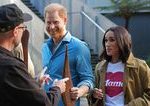 Napatie okolo Harryho navratu do Britanie Rozhodnutie o ochrane zastavilo Meghan aj deti na ceste do Londyna