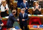 Orbnov system dostava najtvrdsi uder magyar presadil zmenu ustavy a odvolava prezidenta