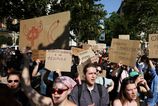 V Kyjeve sa opat ziskali popularitu kartonove protesty ludom sa nepaci odvolanie oblubeneho ministra obrany