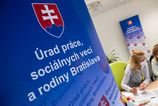 nezamestnanost na slovensku po mesiacoch rastie pocet nezamestnanych prekrocili hranicu 142tisic