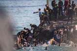 Europky ostrov v Afrike prekrocili tisicky migrantov Niekolko z nich zahynulo Spanska posiela specialne jednotky