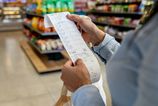 Slovaci viac minaju v kamenych obchodoch Maloobchodne trzby vzrastli druhy mesiac po sebe realne o 2 percenta