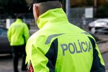 Zasah policie v Matuskove Policajti zachranili zabarikadovaneho muza ktory hrozil sebaposkodenim