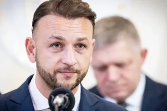 Ako vláda zakročí pri cenách palív? Rozpravu povedú Šutaj Eštok a Šimečka