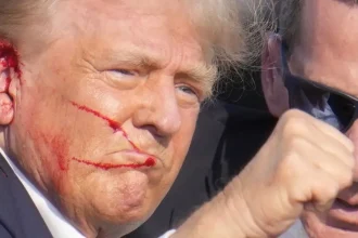 Atentát na Trumpa si vyžiadal ďalšiu obeť. Po 14 mesiacoch zomrel zranený účastník