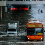 Bangkok zaplavili nebývalé záplavy, stav núdze v 50 obvodoch, voda po pás