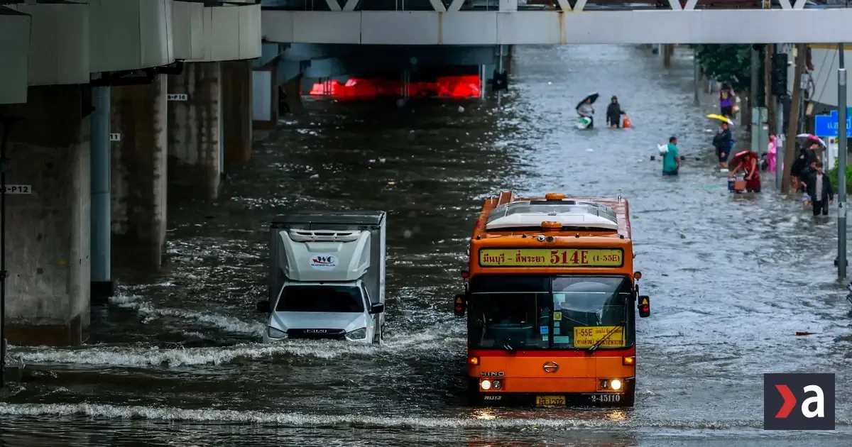 Bangkok zaplavili nebývalé záplavy, stav núdze v 50 obvodoch, voda po pás